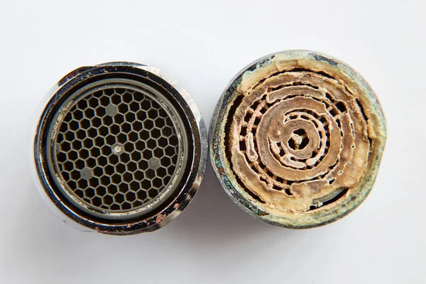 Two aerators clean and dirty with limescale deposits — Stock Photo, Image