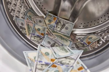 Çamaşır makinesi para aklama konseptinde dolar