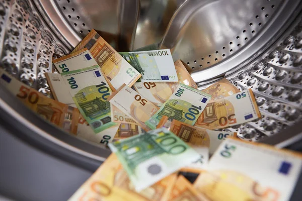 Çamaşır makinesinde para, yakın çekim. Para aklama ve aklama. — Stok fotoğraf