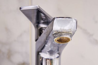 Havalandırmalı eski kireçtaşı suyu musluğu