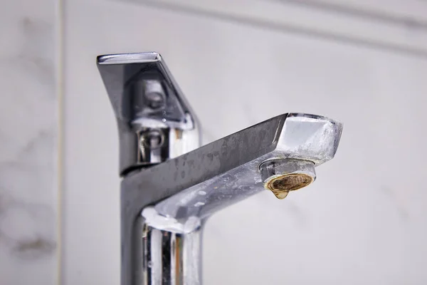 Vieux robinet de robinet d'eau calcaire avec aérateur — Photo