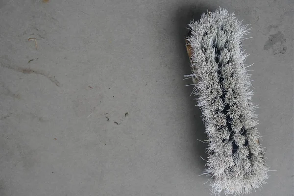 汚れた床をきれいにするためにヴィンテージの洗浄ブラシ — ストック写真