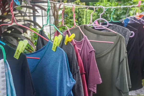 Enfoque Selectivo Colgar Camisetas Mojadas Perchas Ropa Con Clavijas Colores —  Fotos de Stock