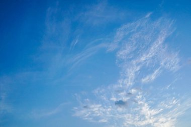 Koyu mavi gökyüzünde beyaz kabarık bulutlar yaz zamanı