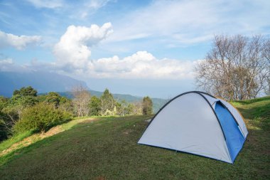Ormanın tepesinde kış mevsiminde turist çadırı.