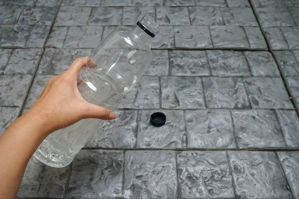 Close Γυναίκα Κρατά Άδειο Διαφανές Πλαστικό Μπουκάλι Για Επαναχρησιμοποίηση — Φωτογραφία Αρχείου