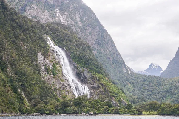 Selektywne Skupienie Się Wysokim Wodospadzie Góry Milford Sound Nowej Zelandii — Zdjęcie stockowe