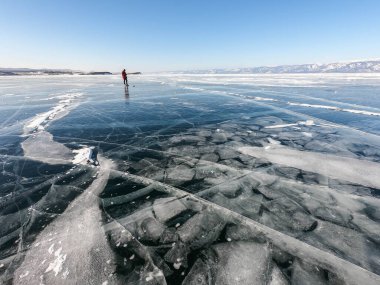 Kış mevsiminde donmuş Baykal gölünde tekerlek izleri