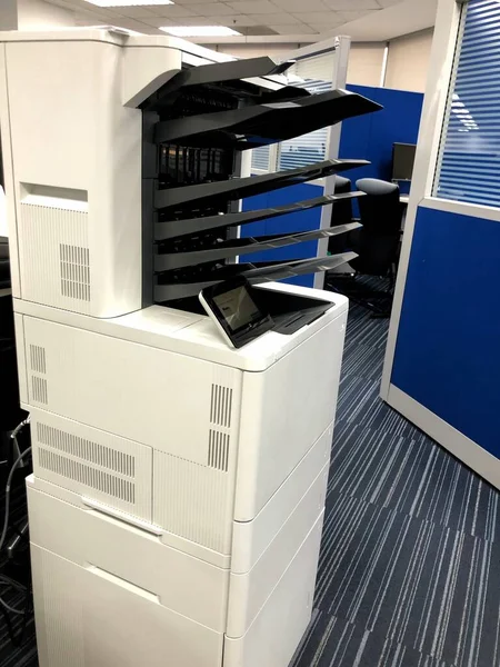 Multifunktionaler Drucker Mit Vielen Papierkörben Für Den Mehrfachen Einsatz Büro — Stockfoto