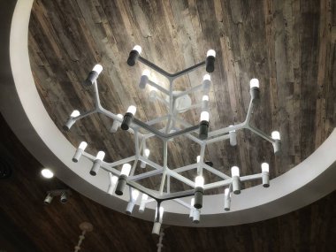 Yemek odasının tavanına beyaz bir avize asılmış.