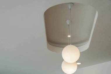 Evin yemek odasındaki yuvarlak tavan lambasına odaklanın.