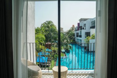 Huahin Tayland - Şubat 2021: siluet sesi ve lüks otel odasında havuz manzaralı tahıl beyazı şeffaf perde