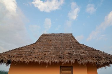 Kırsal bölgedeki evin çatısında.