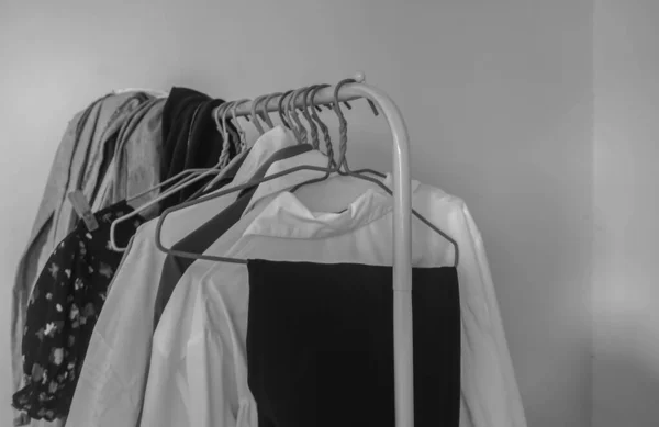 Ropa Trabajo Blanco Negro Percha Para Trabajar —  Fotos de Stock