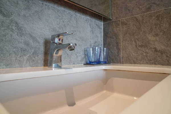 Nahaufnahme Selektiver Fokus Zahnbürstenbrille Waschbecken Badezimmer — Stockfoto