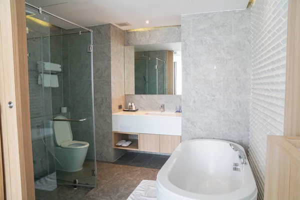 2021 침실의 욕조와 현대식 내부를 — 스톡 사진