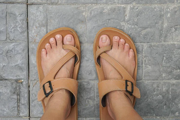 Frauenfüße Tragen Übergroße Männerschuhe — Stockfoto