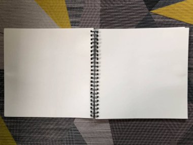 İleti için not defterinin iki boş sayfası düz yatıyordu