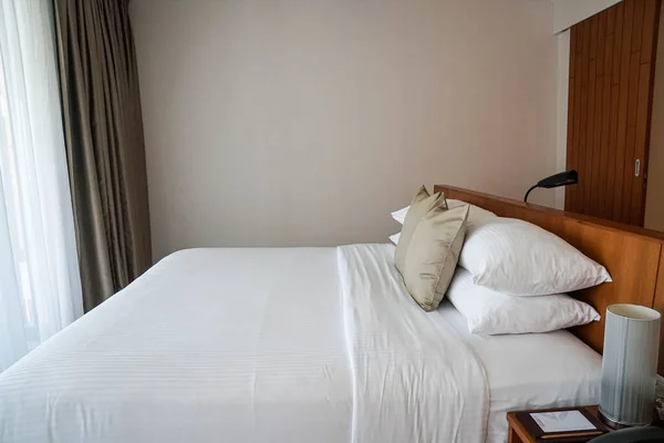 Close Minimaal Tweepersoonsbed Met Witte Matras Luxe Hotelkamer Voor Huwelijksreis — Stockfoto