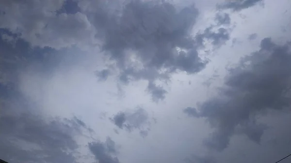 空は曇り、雷雲、雨、秋の雨、夏の雨の前に. — ストック写真