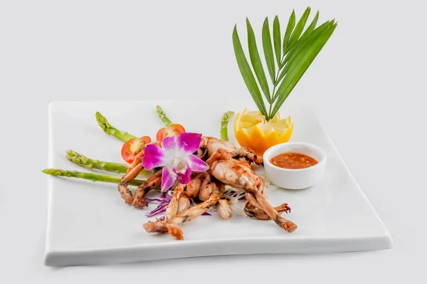 Acı soslu kurbağa ızgara.