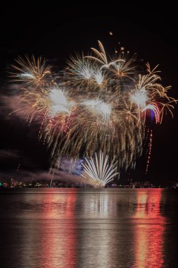 Büyük bir gölün üzerinde havai fişekler.