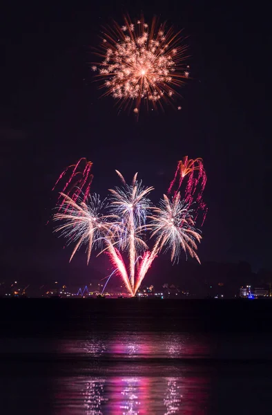 Fuochi Artificio Sull Acqua Grande Lago — Foto Stock