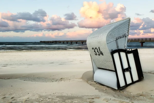 Baltık Denizi kıyısında rıhtımı olan bir tatil beldesi.