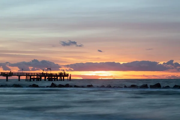 Pescadores Atardecer Muelle Mar Báltico — Foto de Stock