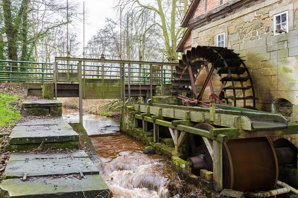 Tarihi su değirmeni çalışıyor