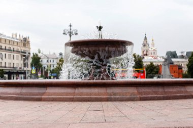 Moskova. Gezinti. Çeşme. Bir park. Bolşoy Tiyatrosu.