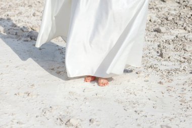 Kızım. Gelinin elbisesi. Sahil boyunca yürü. Beyaz kum.