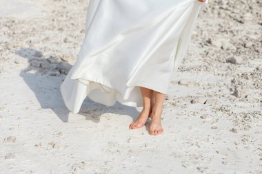 Kızım. Gelinin elbisesi. Sahil boyunca yürü. Beyaz kum.