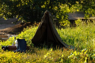 Doğa. Fırlat. Yaz gezisi. Nehir kenarında çadır..