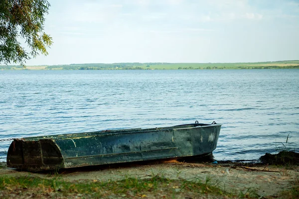 Břehu Řeky Loď Západ Slunce Břehu Řeky — Stock fotografie