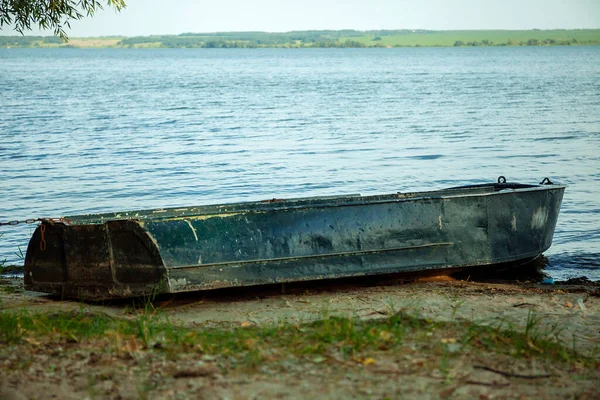 Břehu Řeky Loď Západ Slunce Břehu Řeky — Stock fotografie