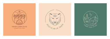 Kış orman manzarası, dekore edilmiş şömine ve kaplanla süslü şenlikli Xmas amblemleri. Geleneksel kış bayramı sembollü Noel ve yeni yıl kutlaması logoları. Bayram kutlamaları kavramları.