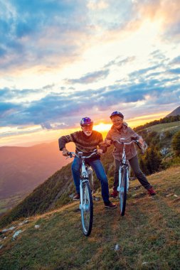 Park 'ta Bisiklet Süren Son Sınıf Çifti