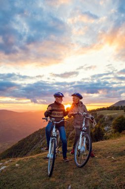 Park 'ta Bisiklet Süren Son Sınıf Çifti