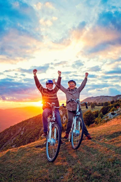 Feliz pareja de ancianos en su bicicleta. Bicicleta, actividad. Celebrando —  Fotos de Stock