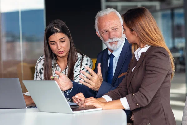 Grupo de empresarios en debate. Trabajando juntos. —  Fotos de Stock