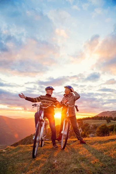 Active Senior Pareja amor tomar paseos en bicicleta juntos —  Fotos de Stock