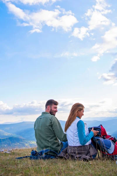 Par som sitter på en klippa och vilar under vandringen — Stockfoto