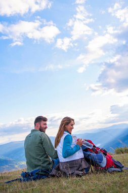Kaya üzerinde oturan çift yürüyüş sırasında dinleniyor