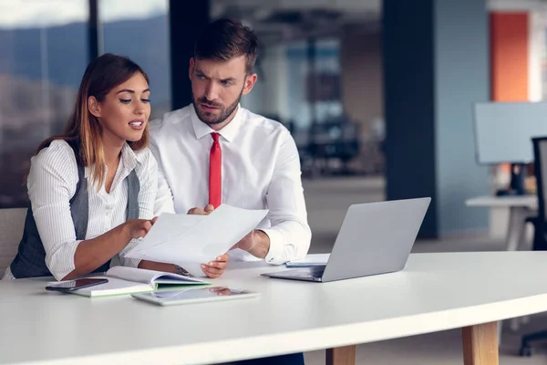 Coppia di colleghi impegnati che lavorano insieme in un ufficio moderno — Foto Stock