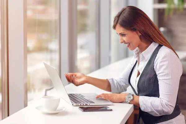 Femme d'affaires moderne dans le bureau travaillant à l'ordinateur — Photo