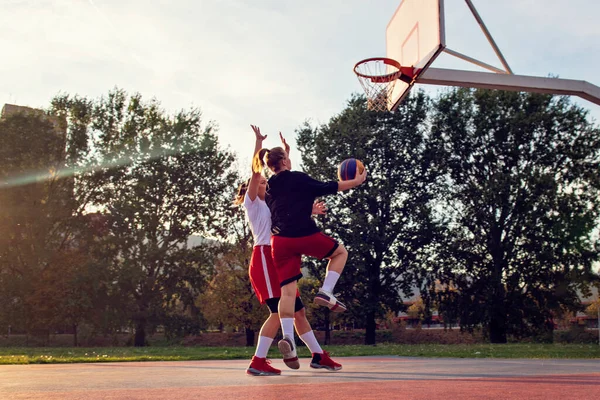 3.女篮球员在大街上的篮球场上玩耍和锻炼 — 图库照片