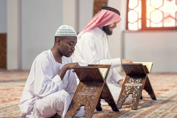 Dois muçulmanos religiosos rezando juntos dentro da mesquita — Fotografia de Stock