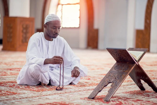 Religiöser schwarzer Muslim betet in der Moschee — Stockfoto