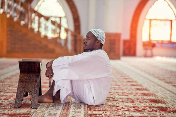 Θρησκευτικός μαύρος μουσουλμάνος άνθρωπος προσεύχεται μέσα στο τζαμί — Φωτογραφία Αρχείου